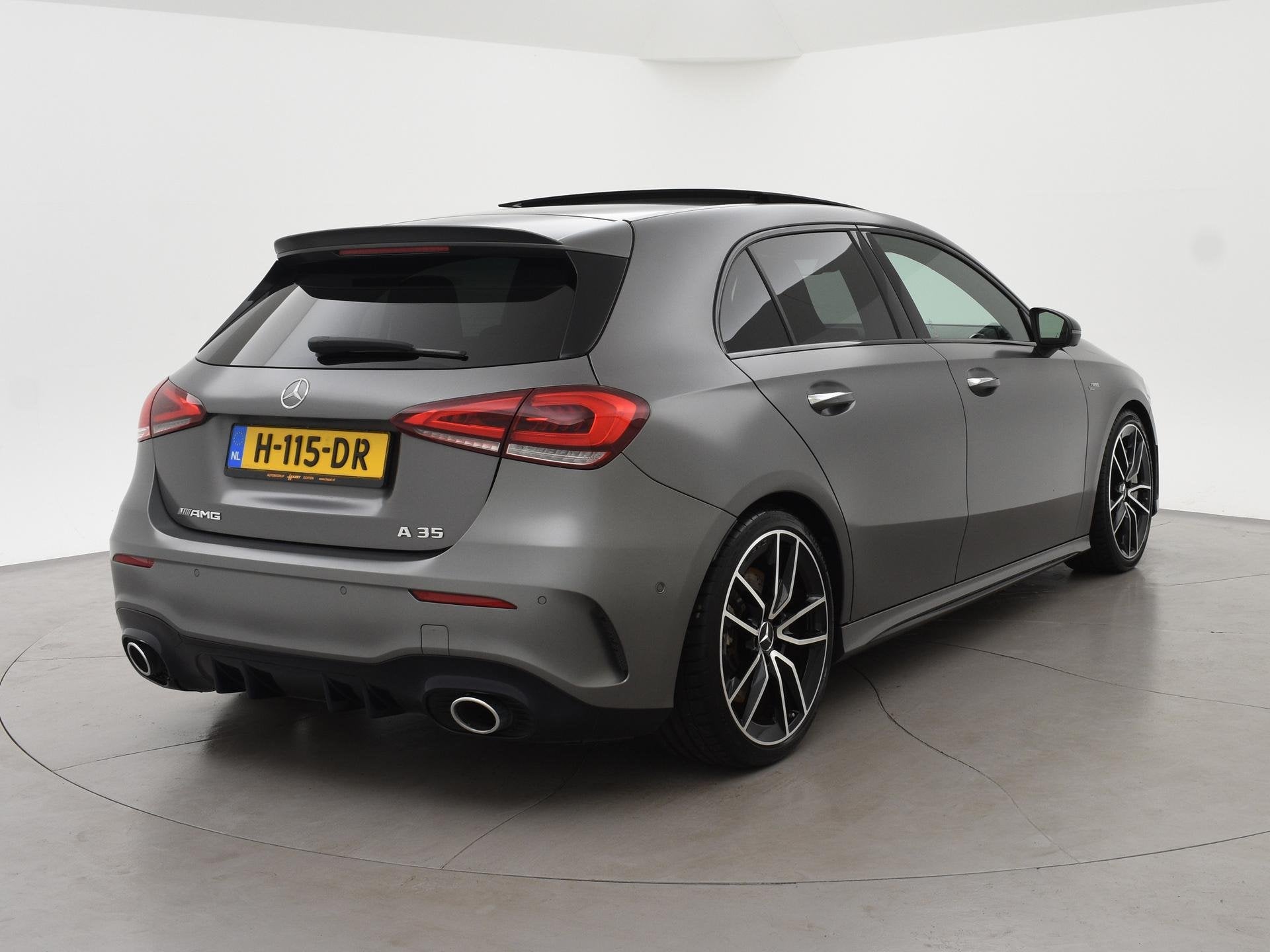 Mercedes-Benz A-klasse AMG 35 4MATIC 306 PK ORIG NL PANORAMA, Auto's, Automaat, Automatische klimaatregeling, 4 cilinders, Leder en Stof