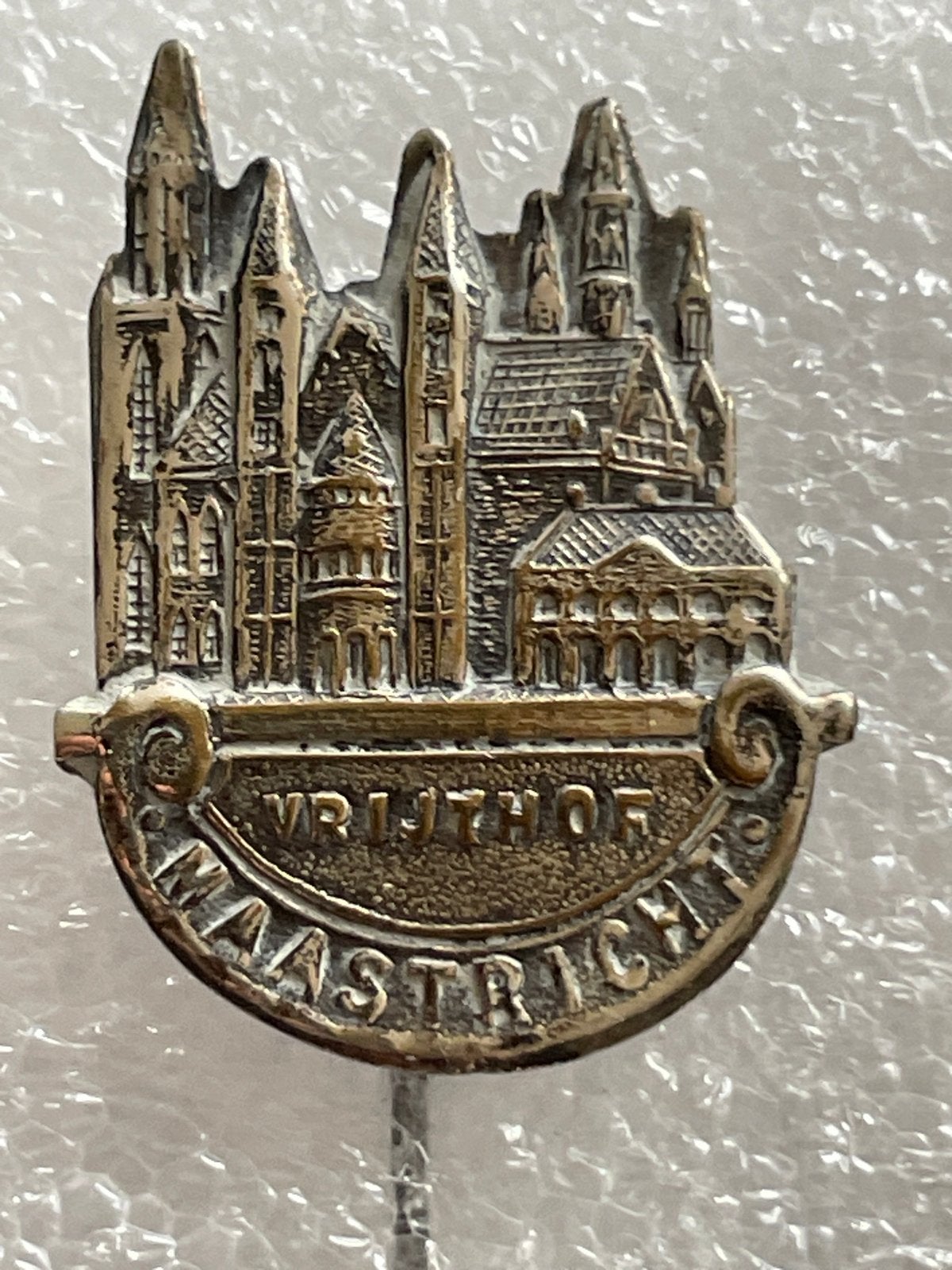 Vintage Speldje Vrijthof Maastricht Gebouw Pin, Verzamelen, Ophalen of Verzenden, Gebruikt, Stad of Land, Speldje of Pin