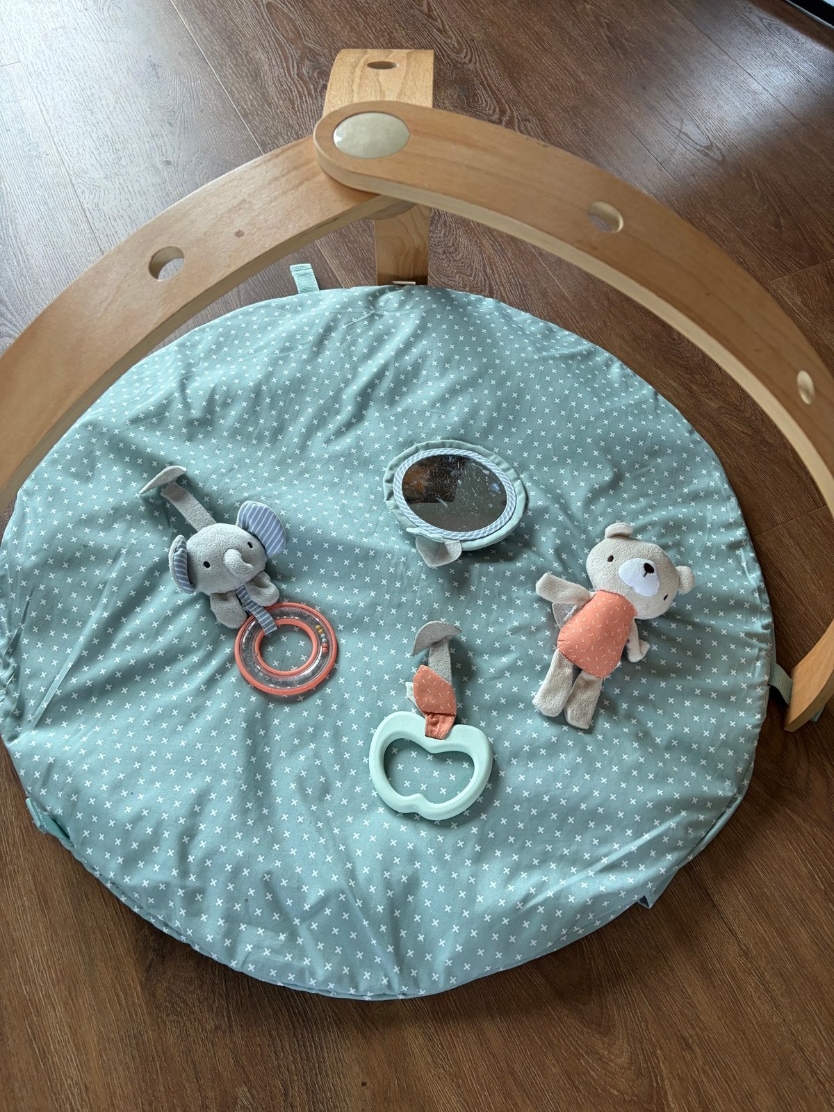 Houten babygym met speelkleed en speeltjes, Ophalen, Zo goed als nieuw, Babygym