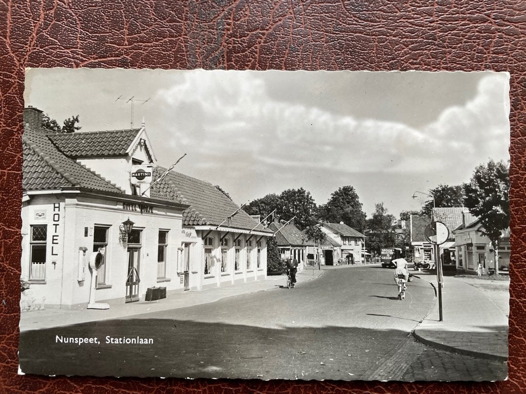 ansichtkaart van Nunspeet ; Stationslaan met hotel., Verzenden, 1940 tot 1960, Gelderland