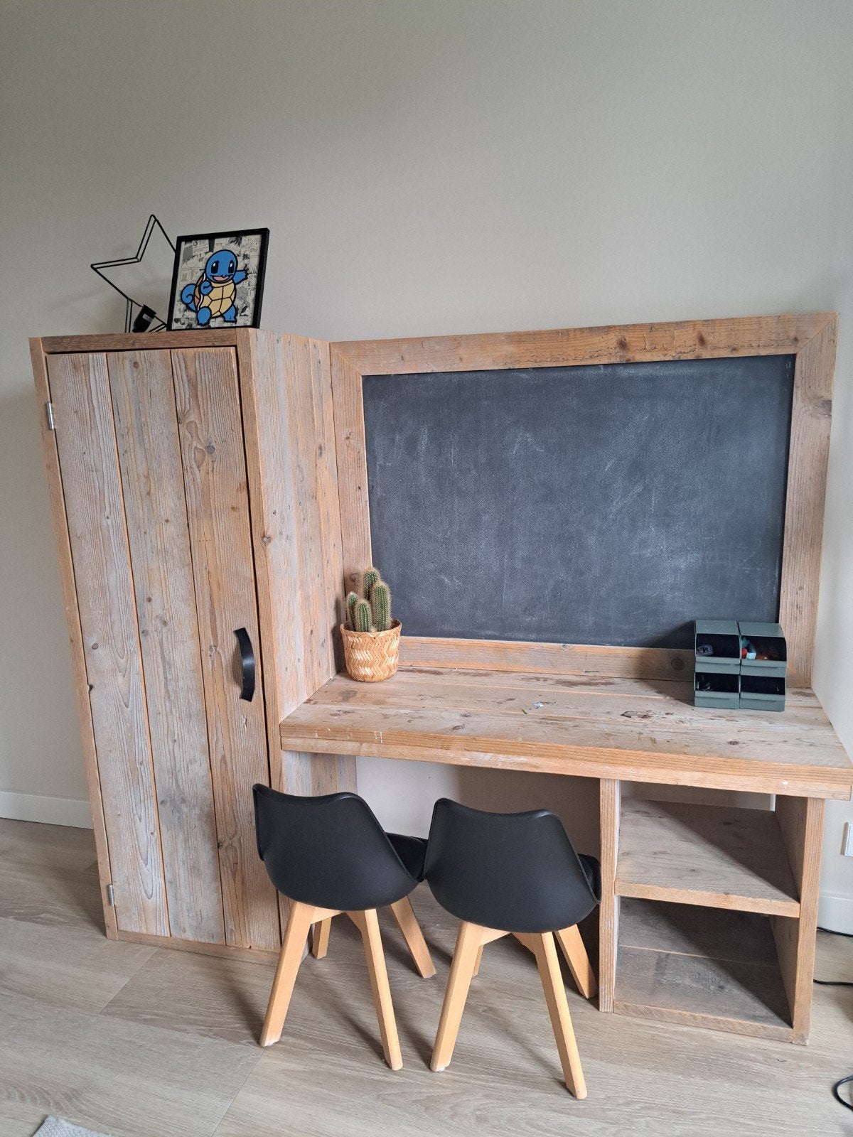 Bureau met kast en stoelen van 'De Houttwist', Kinderen en Baby's, Kinderkamer | Tafels en Stoelen, Ophalen, Tafel(s) en Stoel(en)