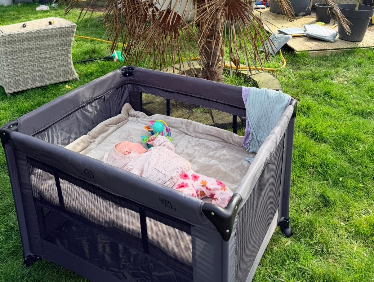 Novi baby liv air dark campingbox / opvouwbare box, Ophalen, Zo goed als nieuw