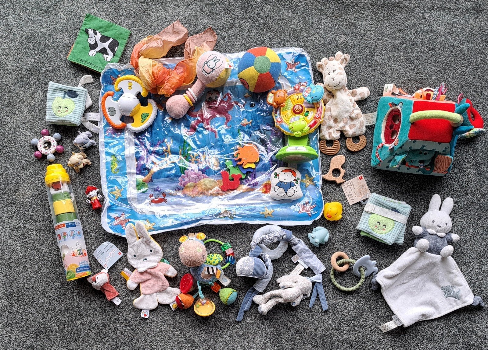 Grote set babyspeelgoed: rammelaars, knuffels, speelkleed, Kinderen en Baby's, Speelgoed | Babyspeelgoed, Ophalen of Verzenden