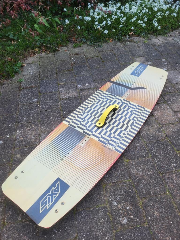 Axis Vanguard Kiteboard Twintip 140x43 cm, Watersport en Boten, Twintip, Ophalen, Gebruikt, 4 m² of minder