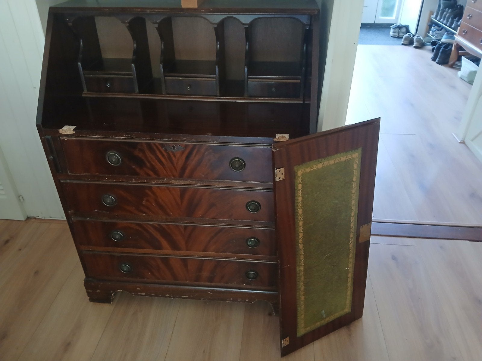 Secretaire/lessenaar helaas klep afgebroken., Ophalen