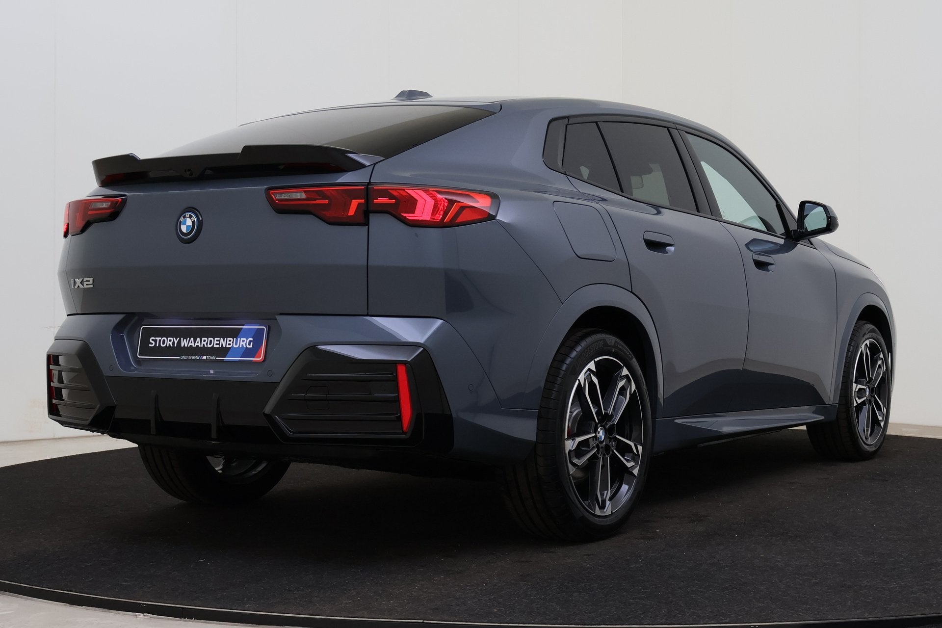 BMW iX2 eDrive20 M Sport / Panoramadak / Trekhaak / Sportsto, Auto's, BMW, Dealer onderhouden, IX2, Zwart, Leder