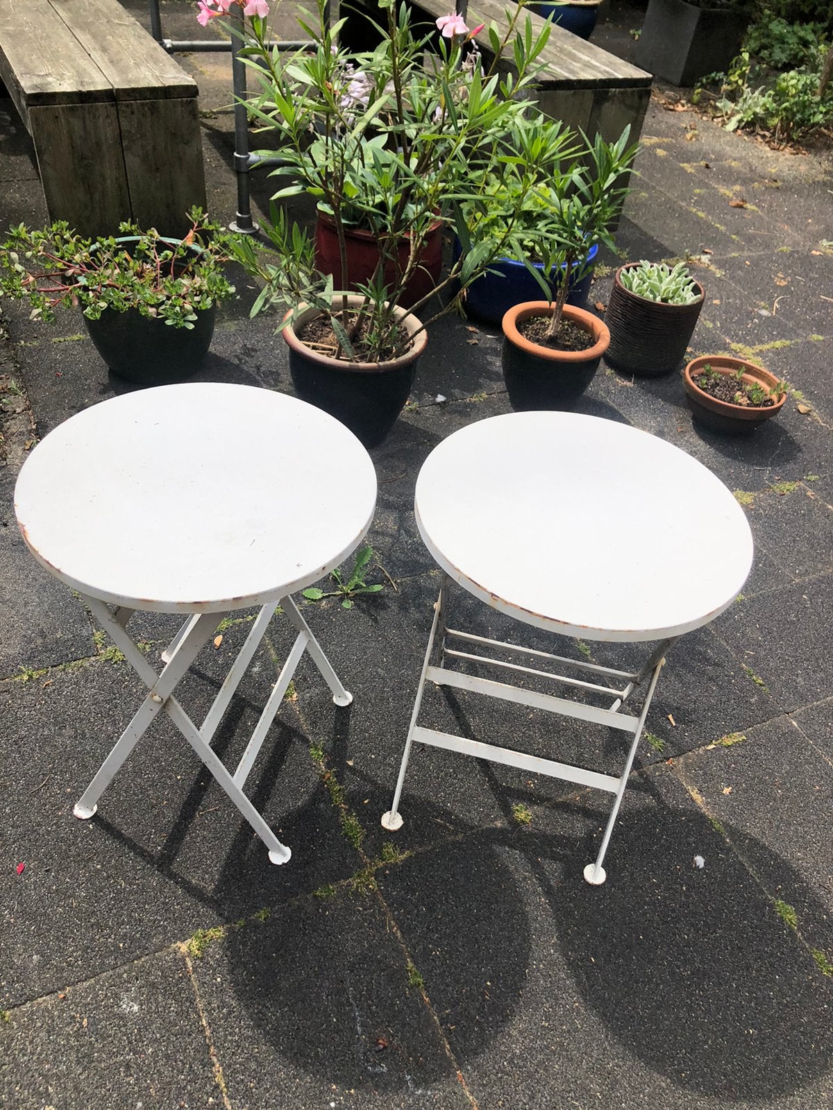 Te koop 2  jaren zestig metalen bijzettafeltjes, 45 tot 60 cm, Minder dan 55 cm, Gebruikt, Jaren 60