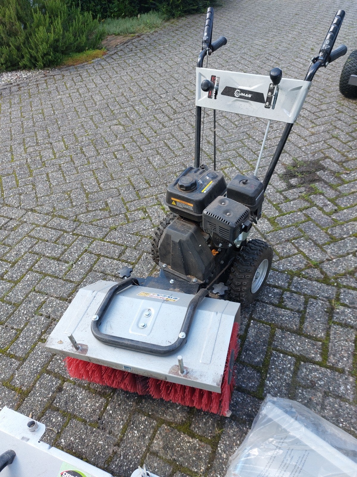 LUMAG KM-600-N Veegmachine met opvangbak en sneeuwschuif, Ophalen, Zo goed als nieuw, Lumag