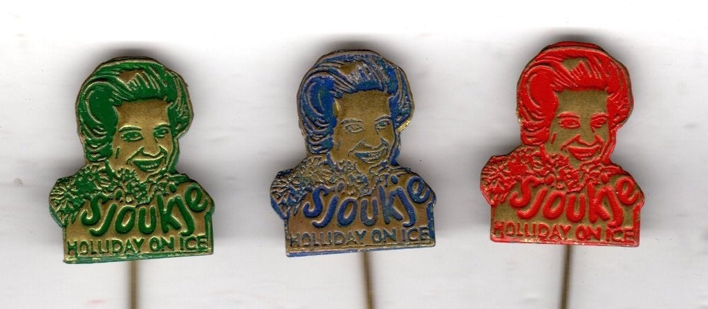3 speldjes SJOUKJE DIJKSTRA KUNSTRIJDEN HOLYDAY ON ICE (A4), Verzamelen, Speldjes, Pins en Buttons, Ophalen of Verzenden, Zo goed als nieuw