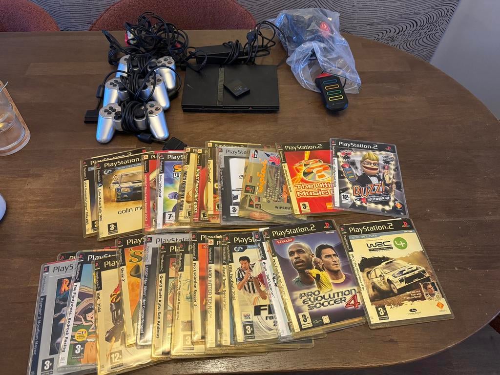 PS2 Slim inclusief controllers en 26 games, Spelcomputers en Games, Gebruikt, Ophalen of Verzenden, Role Playing Game (Rpg), 3 spelers of meer