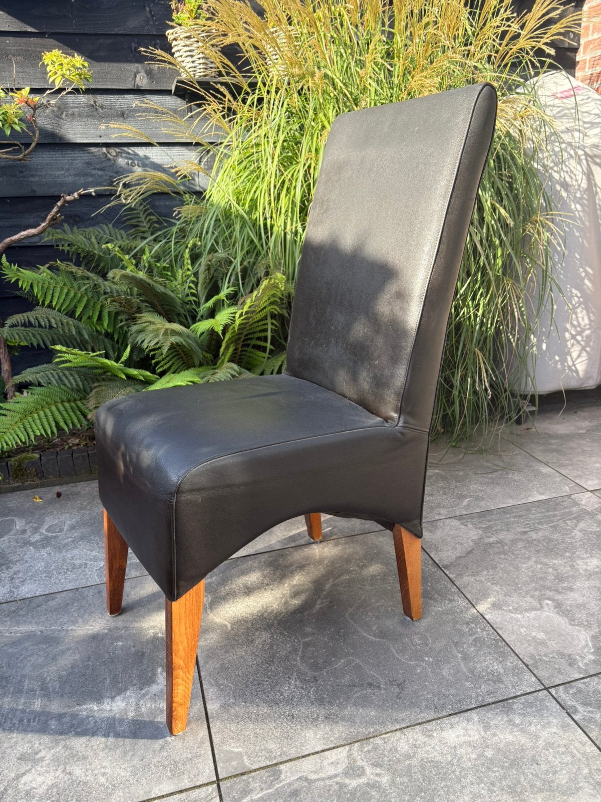 Gratis - 2 donker bruine eetstoelen, Ophalen, Zo goed als nieuw, Bruin