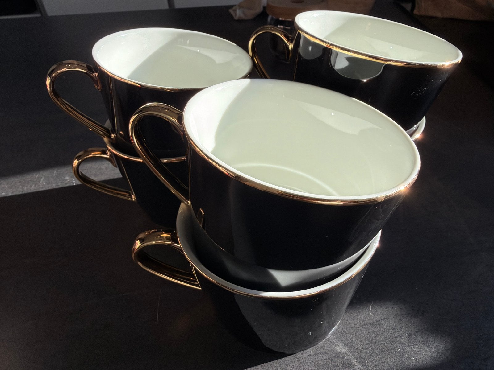 Mokken zwart H&M Home met gouden randen, 0,5 liter, Huis en Inrichting, Keuken | Servies, Ophalen, Overige merken, Keramiek, Mok