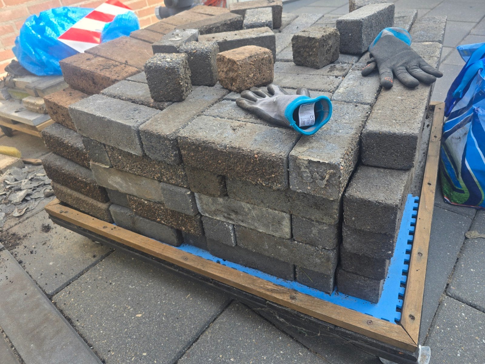 Gratis af te halen +- 200 stuks klinkers grijs/antraciet, Ophalen, Gebruikt, Beton, Klinkers