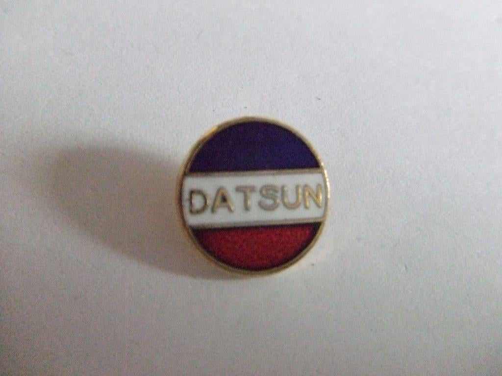 Datsun Japans automerk ( nu Nissan ) logo emaille pin, Ophalen of Verzenden, Gebruikt, Overige onderwerpen