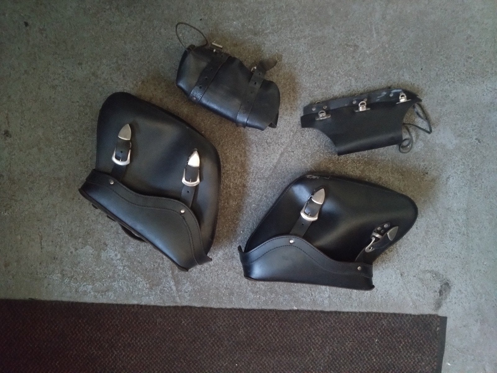 Tassen set leer 4 delig 75 €, Ophalen of Verzenden