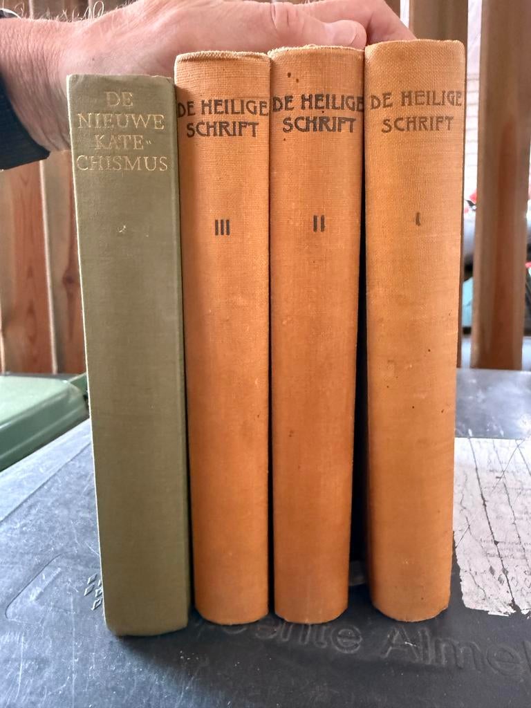 De Heilige Schrift deel 1-3 & De Nieuwe Katechismus (1939), Boeken, Ophalen of Verzenden, Gelezen, Christendom | Katholiek