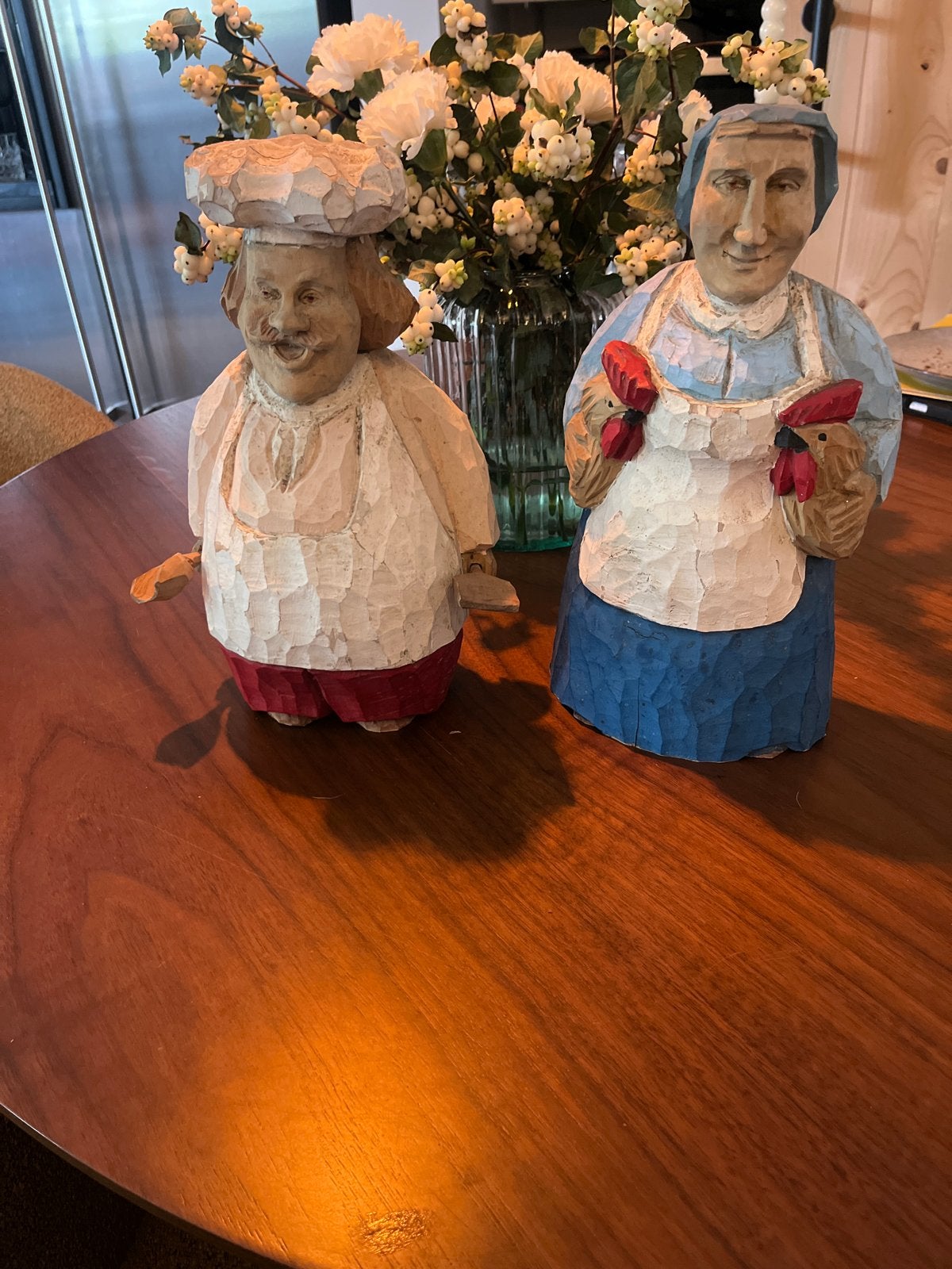 Uniek handgesneden houten beeld: Kok en boerin, Groep mensen, Ophalen of Verzenden, 20 - 50 cm, Beeld