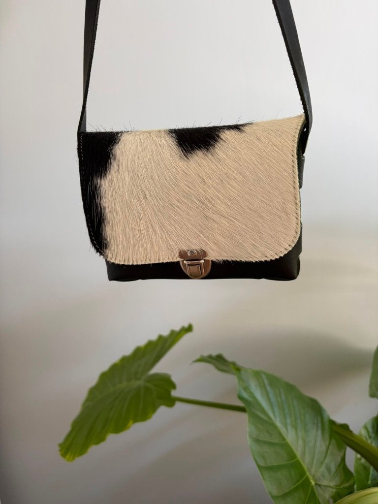 Zwart/beige schoudertasje met gesp en verstelbare band, Ophalen of Verzenden, Zo goed als nieuw, Zwart, Schoudertasje
