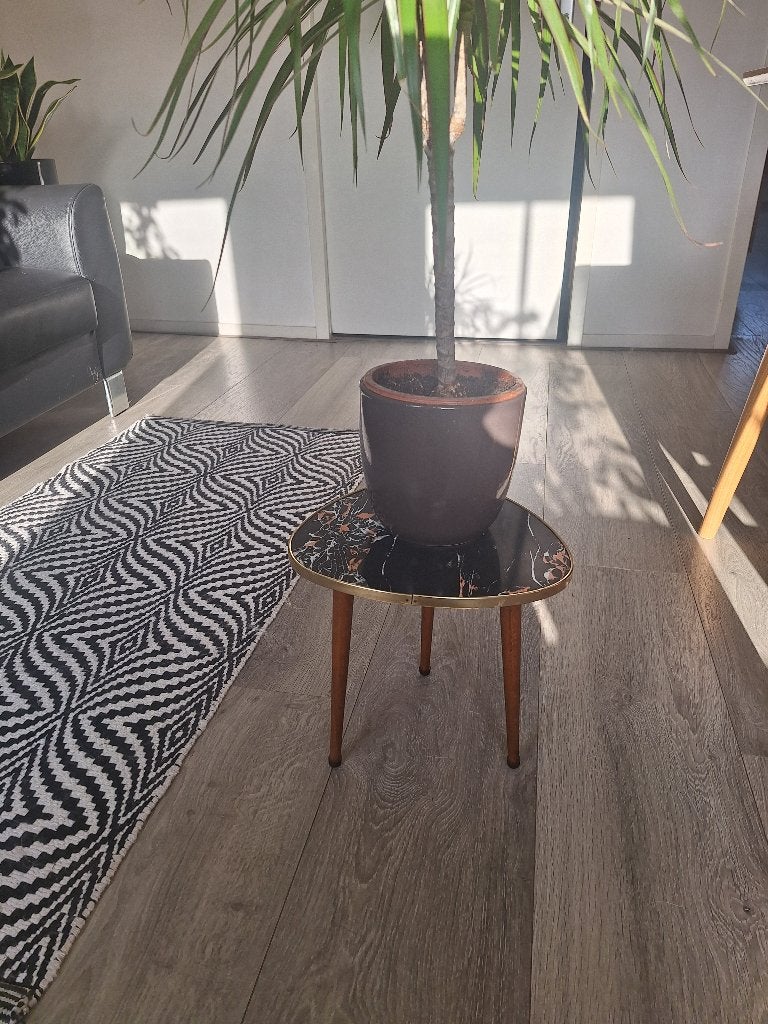 Vintage bijzettafel met marmerlook blad, Minder dan 55 cm, Gebruikt, Overige vormen, Overige materialen