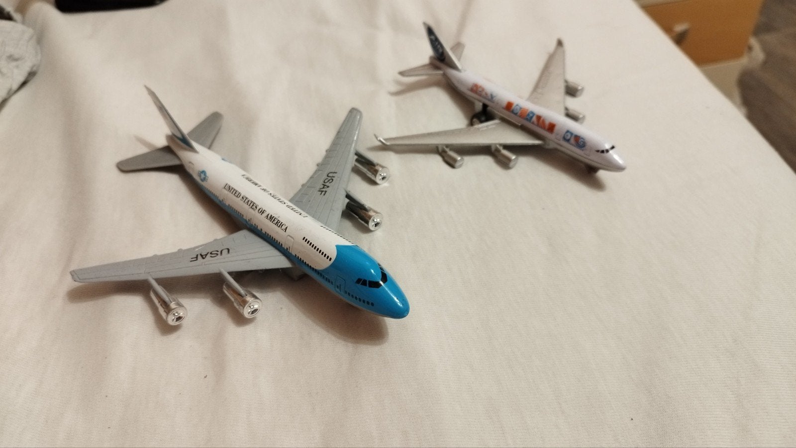 Metalen speelgoedvliegtuigen - Set van 2, Hobby en Vrije tijd, Modelbouw | Vliegtuigen en Helikopters, Overige merken, Gebruikt