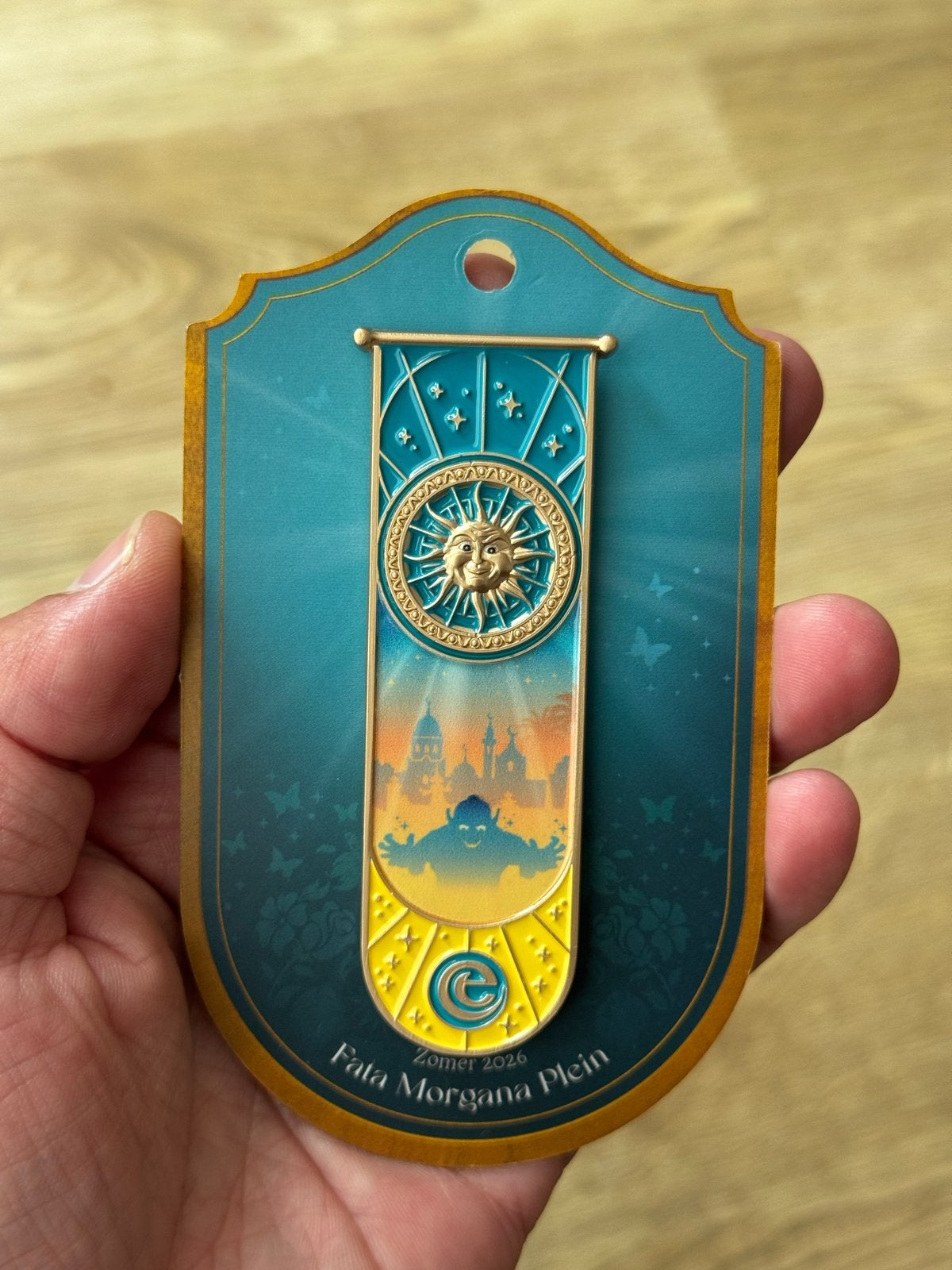 Efteling Zomerpin Fata Morgana Plein 2026, Ophalen of Verzenden, Nieuw, Button of Speldje