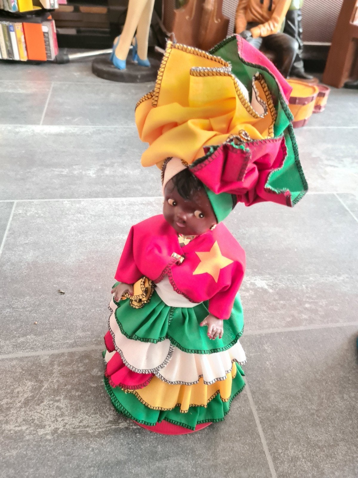 Surinaamse pop in traditionele klederdracht, Ophalen of Verzenden, Zo goed als nieuw, Pop