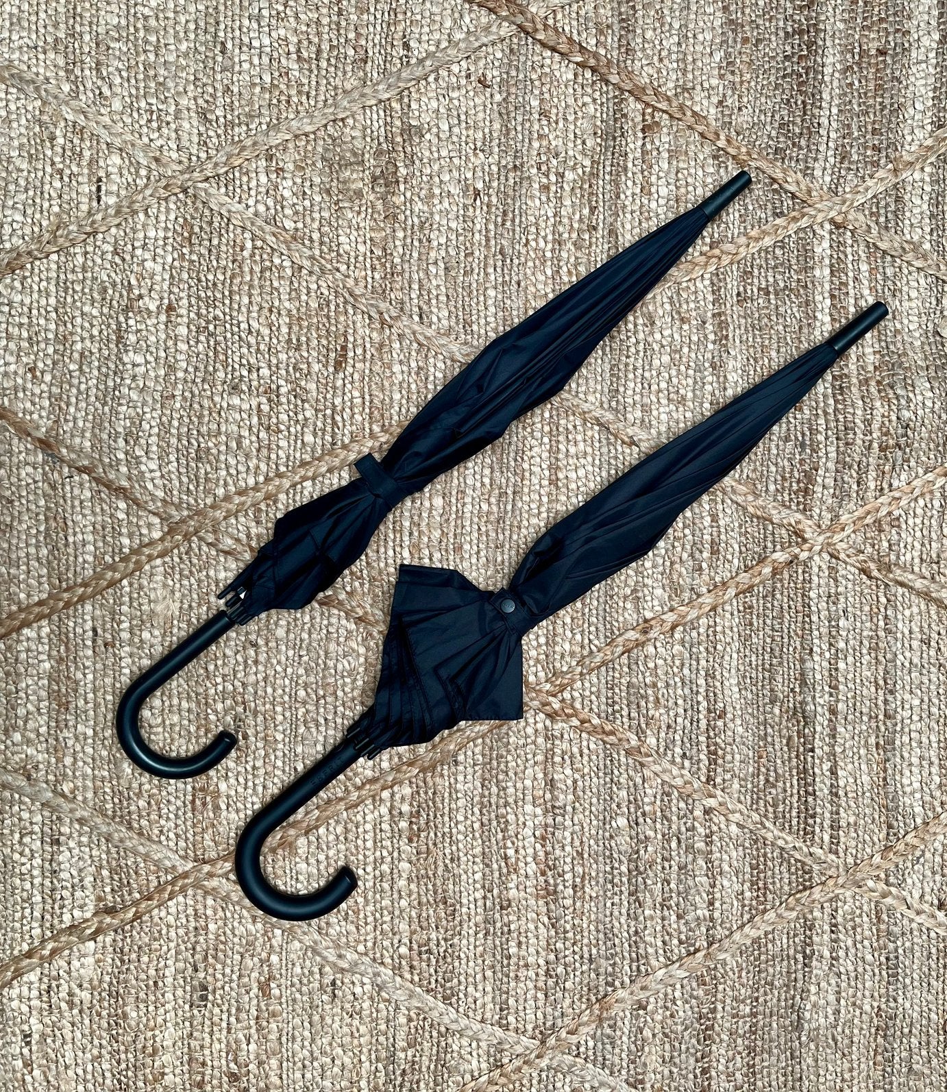 2 paraplu’s zwart, Sieraden, Tassen en Uiterlijk, Paraplu's, Ophalen of Verzenden, Zo goed als nieuw, Zwart