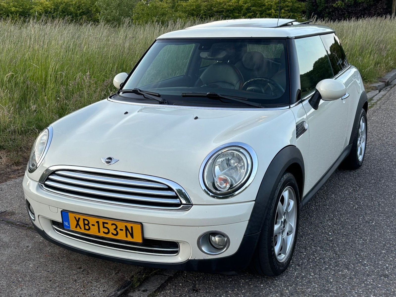 Mooie Mini (r56) 1.4 uit 2008 Wit met schuifdak /leer /airco, Voorwielaandrijving, Dealer onderhouden, Zwart, 4 stoelen