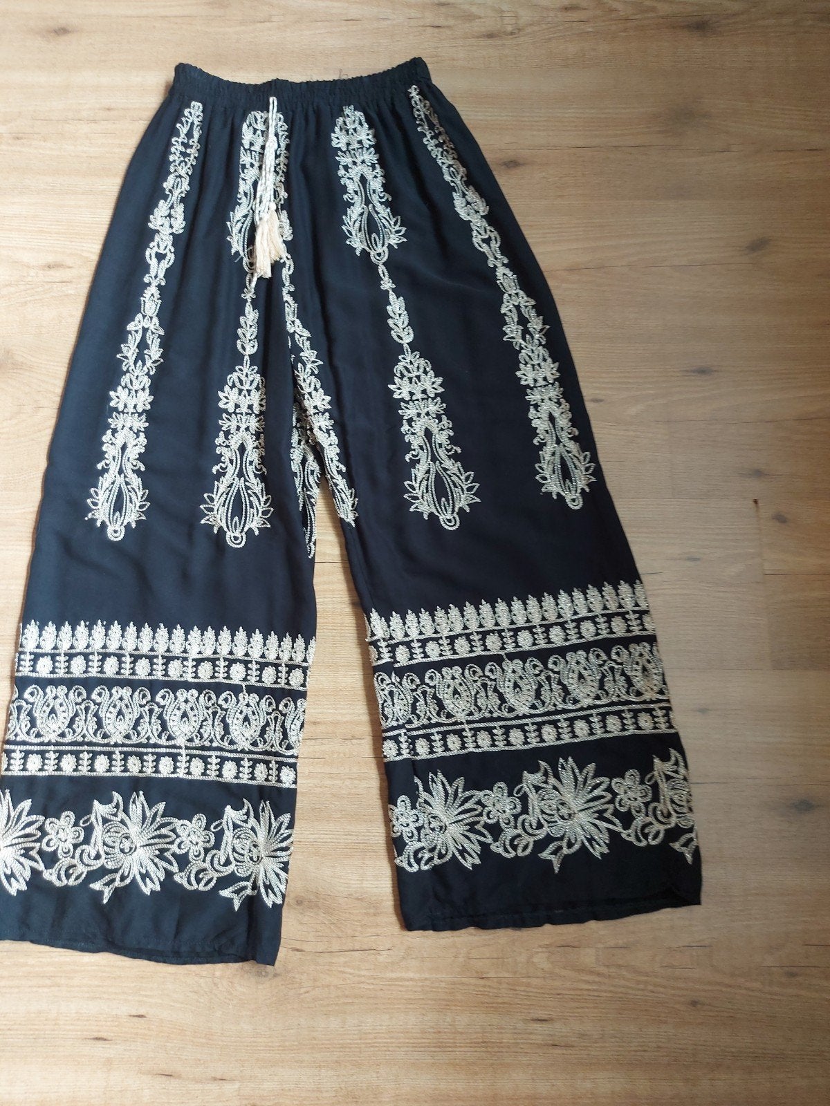 Zwarte broek met goud stiksel maat M, Maat 38/40 (M), Zwart, Ophalen of Verzenden, Onbekend