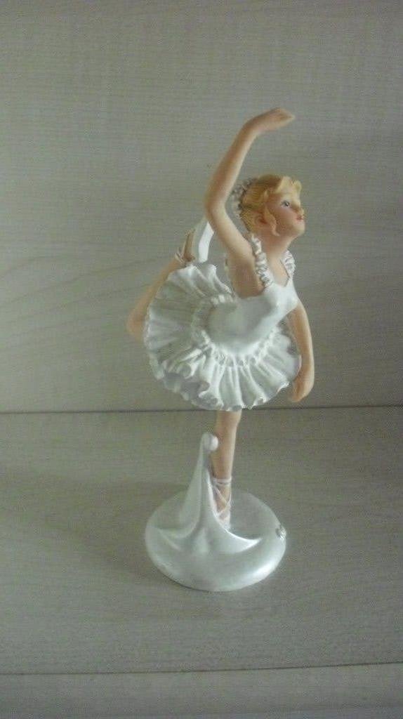 Porselein  beeldje-danseres, Verzamelen, Beelden en Beeldjes, Ophalen of Verzenden, Zo goed als nieuw, Mens