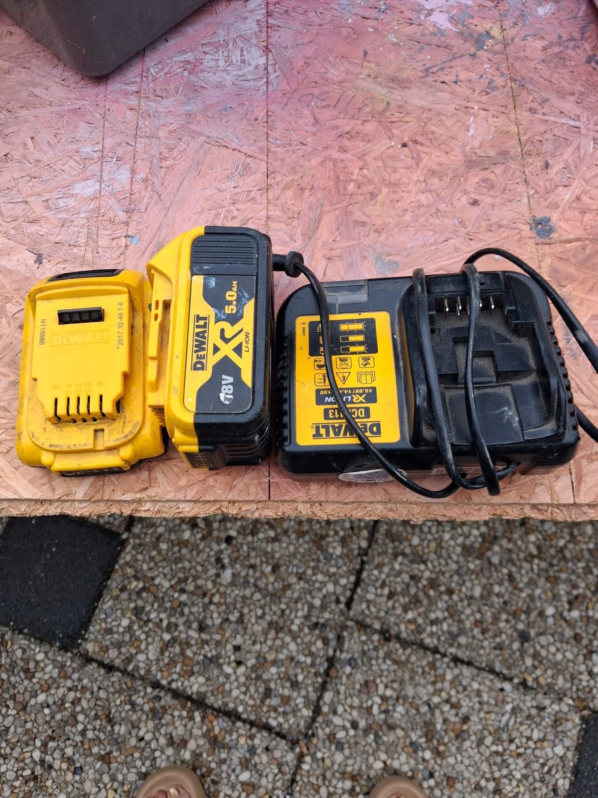 Dewalt Accu's (klein en groot) met oplader, Ophalen of Verzenden, Gebruikt, Overige typen