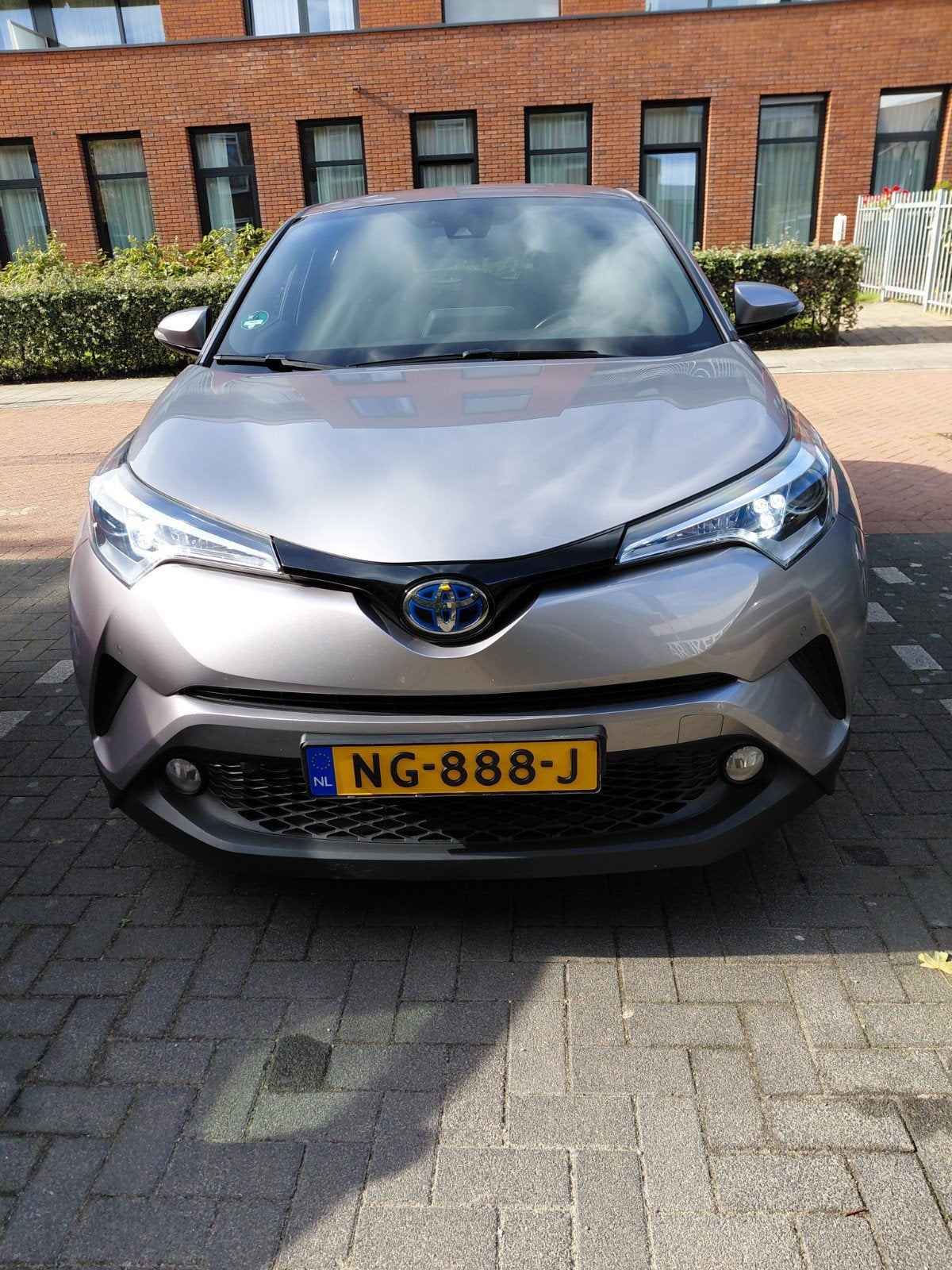 Toyota C-HR 1.8 Hybrid 122pk CVT 2017 Grijs, Dealer onderhouden, 1750 kg, Zwart, 4 cilinders