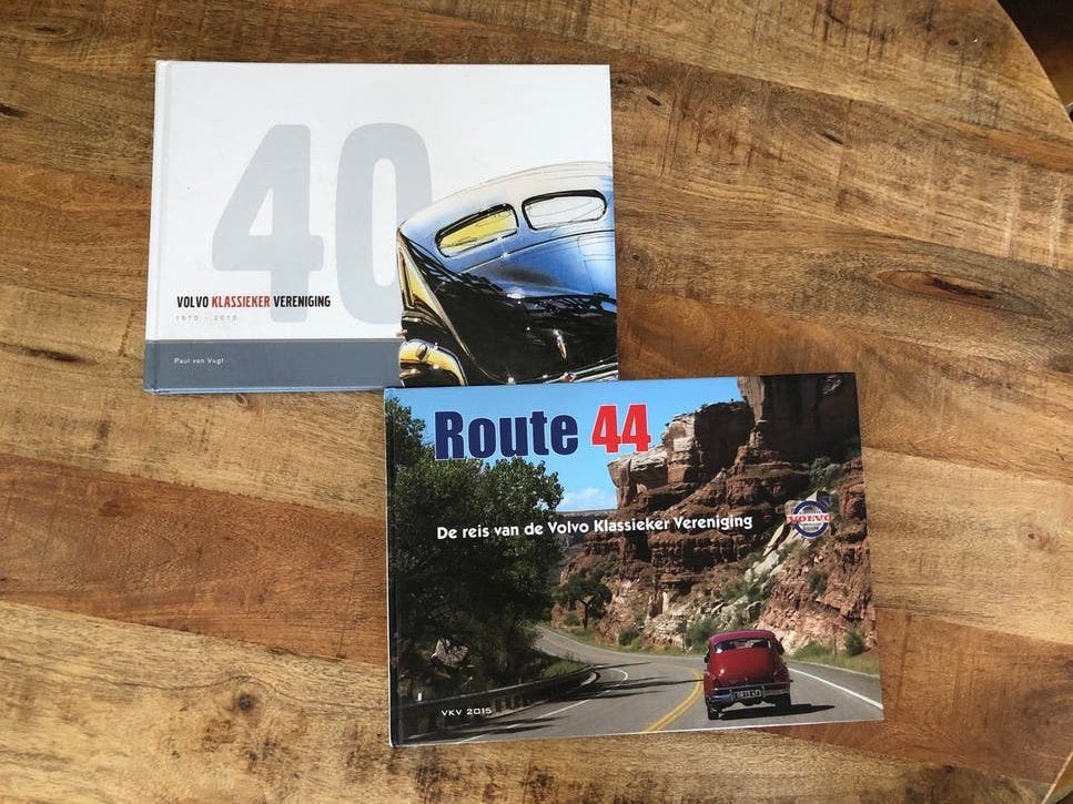 2 Volvo Klassieker Vereniging boeken: Route 44 & 40 jaar, Ophalen of Verzenden, Zo goed als nieuw, Volvo
