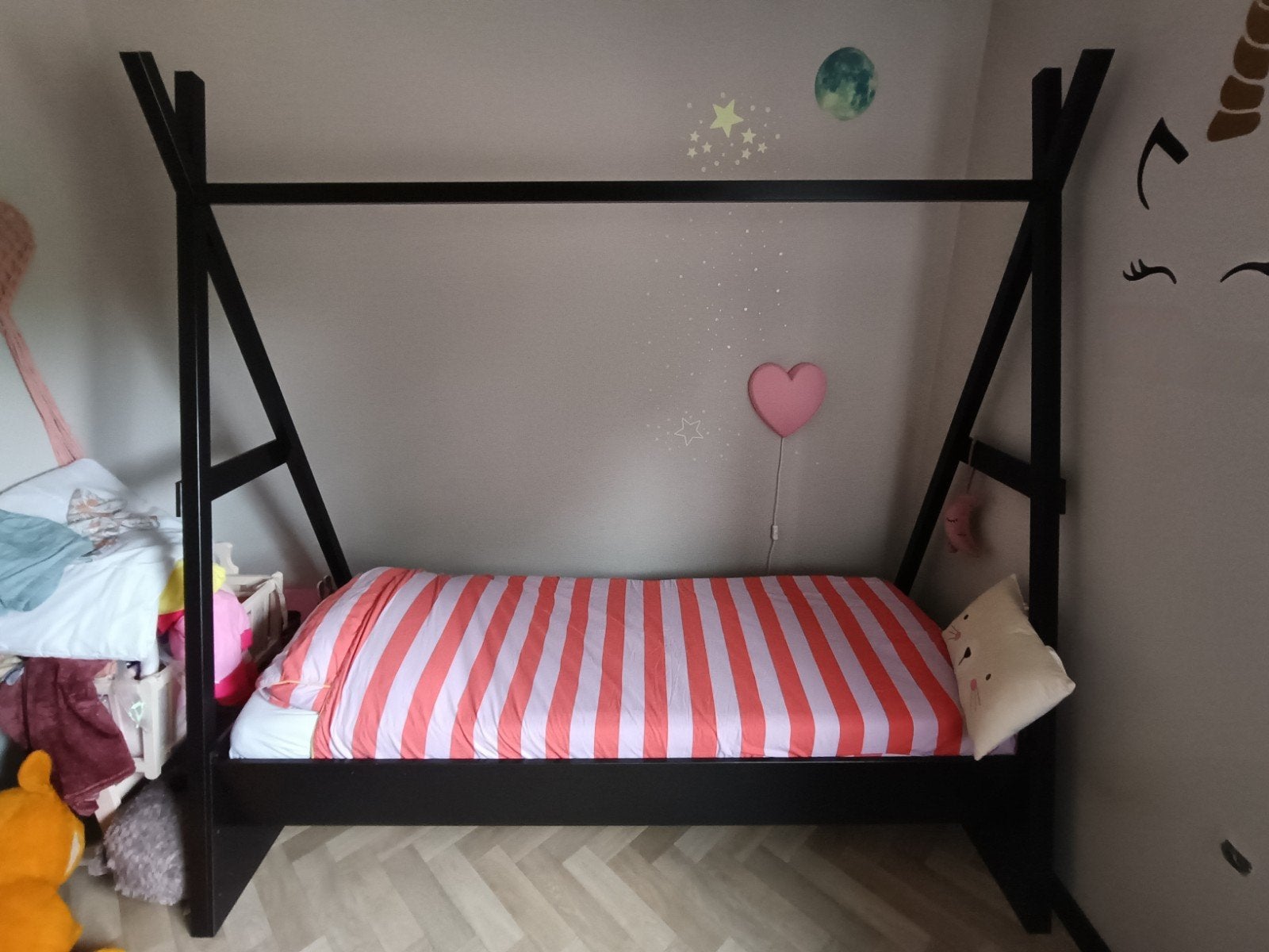 Zwart houten tipi bed, Huis en Inrichting, Slaapkamer | Bedden, Ophalen, Eenpersoons, Zwart, Zo goed als nieuw