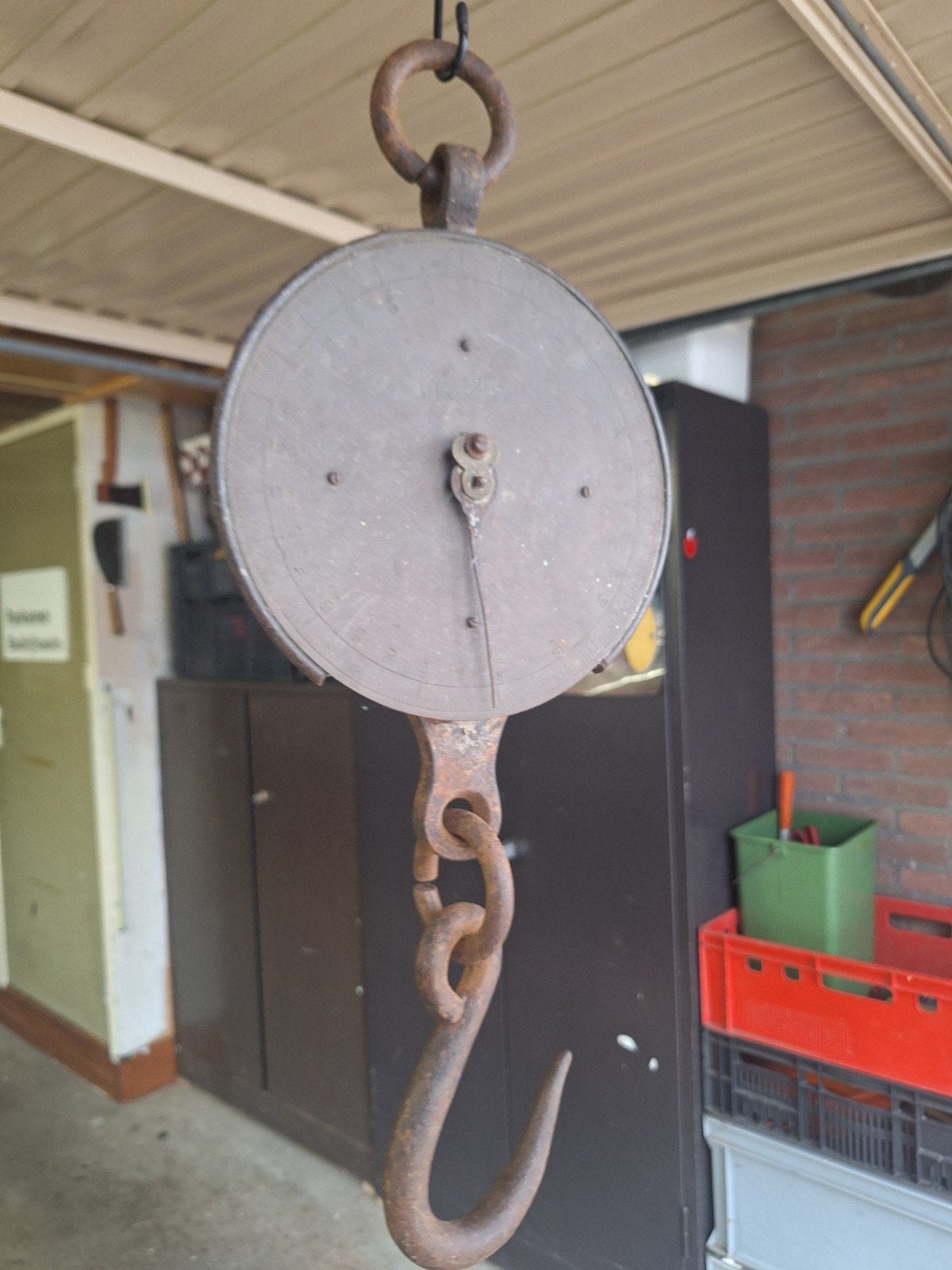 Oude zware weegschaal., Ophalen