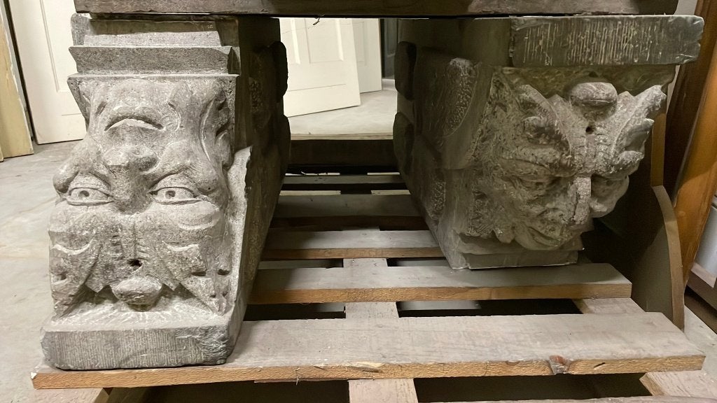 2 stuks hardstenen ornamenten met koppen circa 80x40x20cm, Ophalen