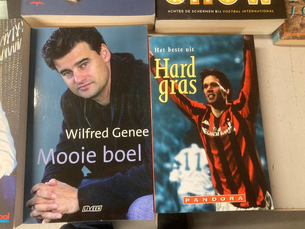 T.K. Ca 33 boeken over voetbal Johan Cruijff en vele andere, Ophalen of Verzenden, Gelezen, Balsport