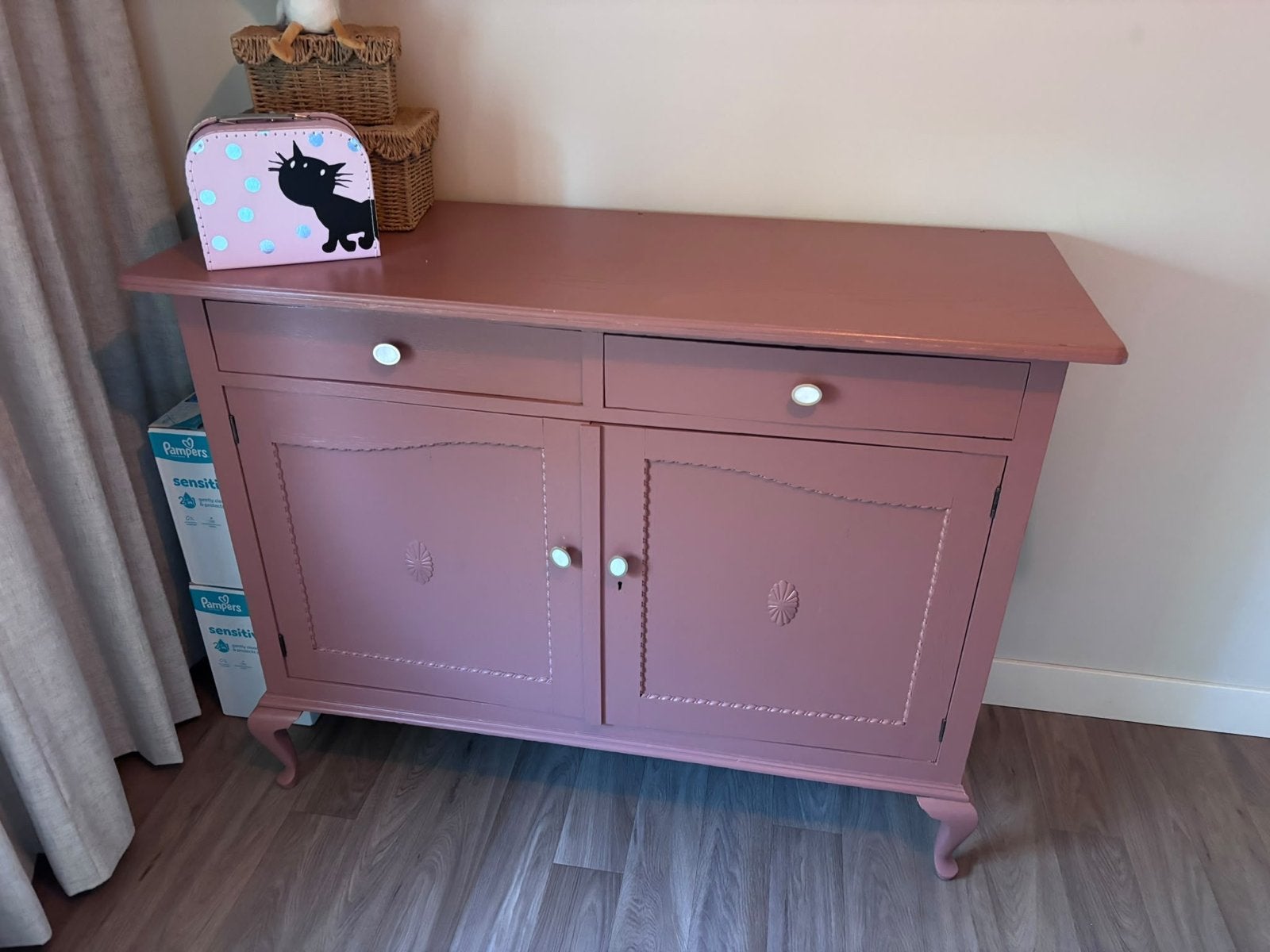 Vintage roze commode met lades en deuren - 131x52x100 cm, Kinderen en Baby's, Ophalen, Gebruikt