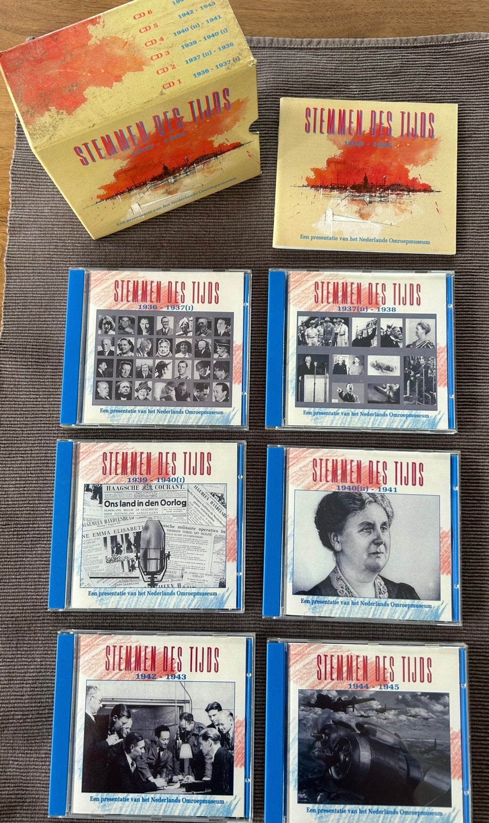 Stemmen des tijds 1936 - 1945 box met 5 cds + boekje, Ophalen of Verzenden, Zo goed als nieuw, Boxset, Inclusief boekje