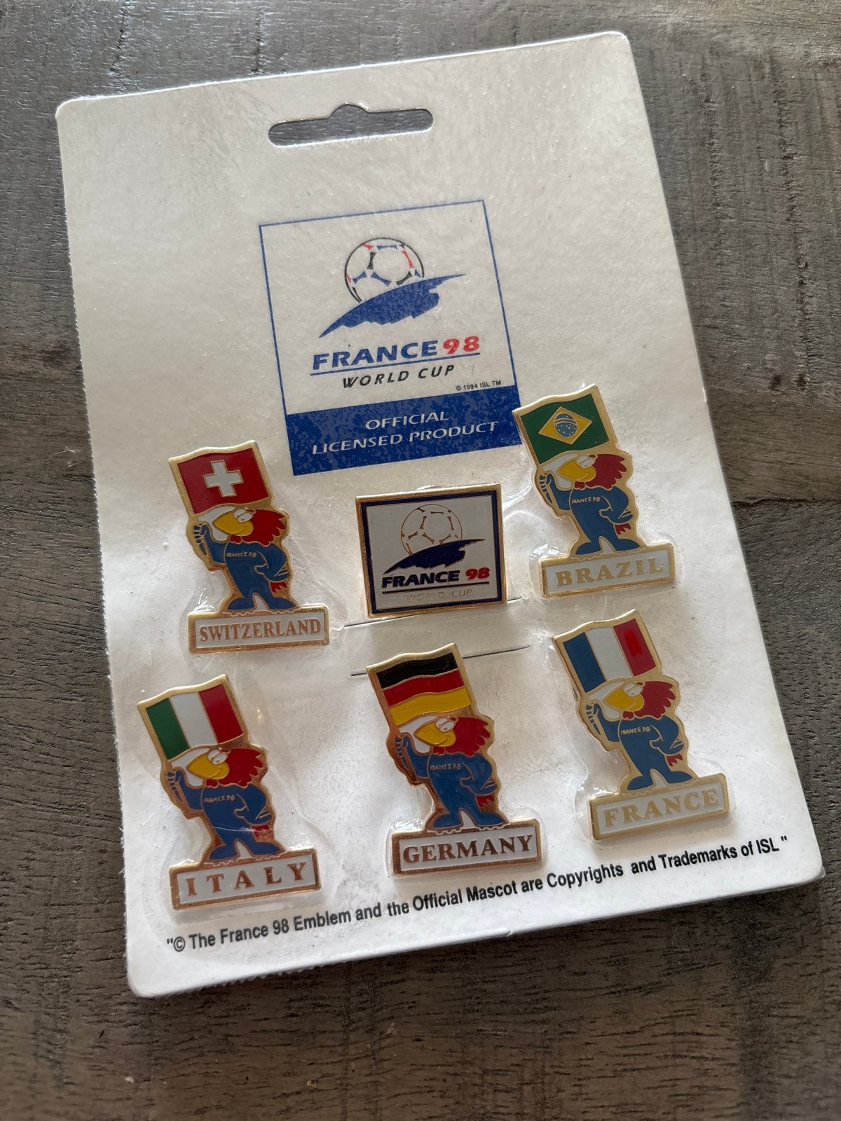 WK 1998 pins - Nieuw in verpakking, Ophalen of Verzenden, Nieuw, Sport, Speldje of Pin