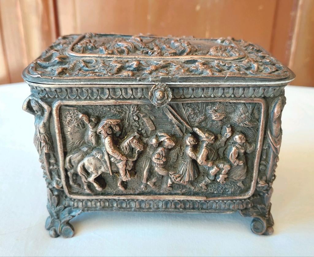 Antiek bruids kist gedetailleerd gestoffeerd sieraden kistje, Antiek en Kunst, Antiek | Koper en Brons, Ophalen of Verzenden