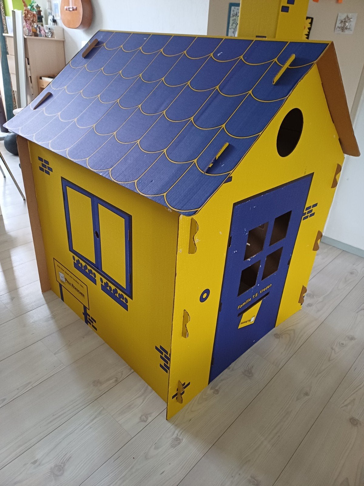 Groot speelhuisje van karton (Paul Roescher), Ophalen, Gebruikt