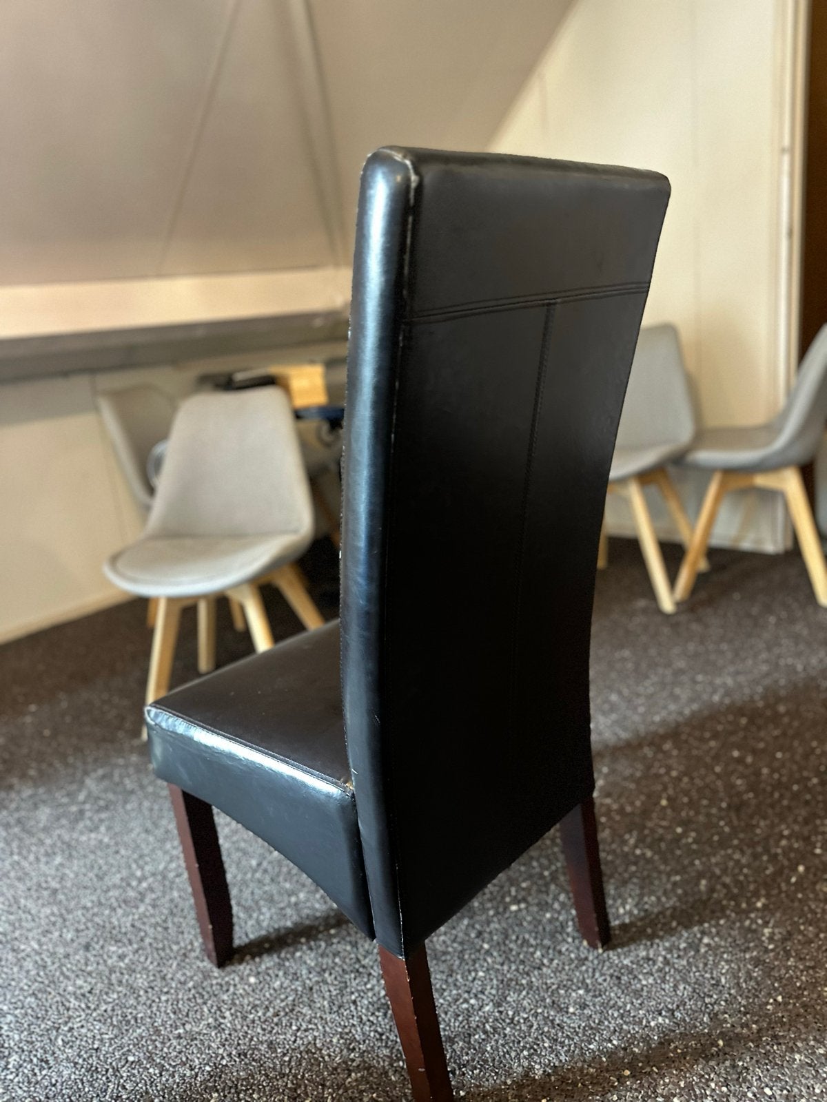 Zwarte eetkamerstoel met houten poten, Ophalen, Gebruikt, Zwart, Eén