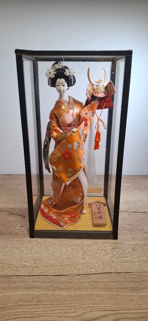 Sierlijke Japanse Geishapop in Kunststof Vitrinekast, Verzamelen, Ophalen, Onbekend, Zo goed als nieuw, Onbekend