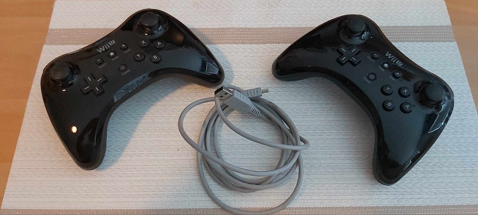 2x Originele Nintendo Wii U Pro Controllers + Oplaadkabel, Spelcomputers en Games, Spelcomputers | Nintendo Wii U, Ophalen of Verzenden