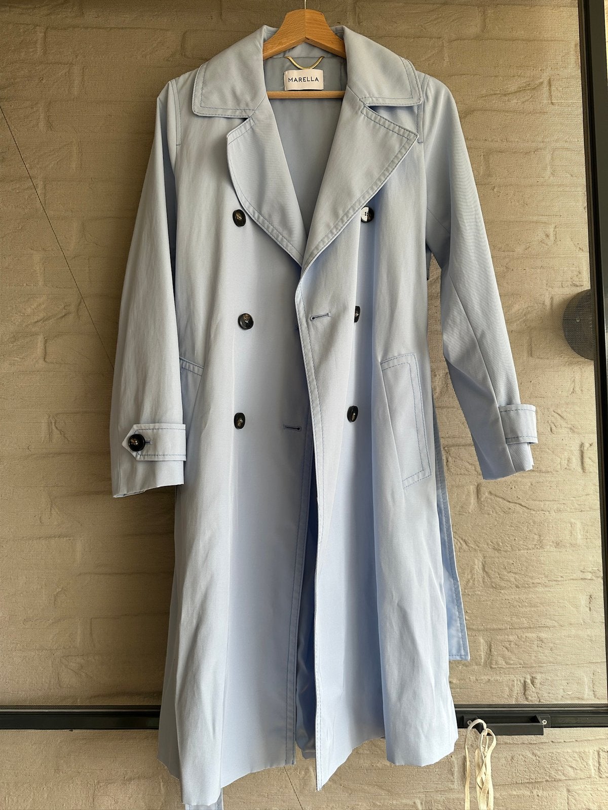 Te koop nieuwe lichtblauwe trenchcoat van het merk Marella, Ophalen of Verzenden, Nieuw, Maat 36 (S), Blauw