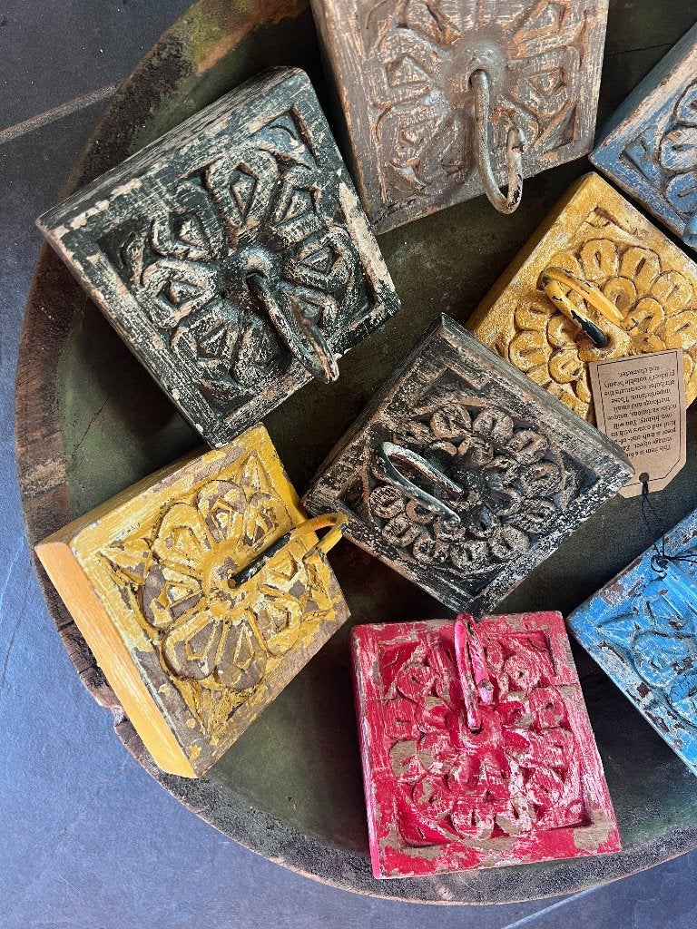 Indiase oude afval houtsnijwerk tegeltjes met haak uit india, Verburgt Vintage, Wandhaken, Nieuw, Ophalen of Verzenden