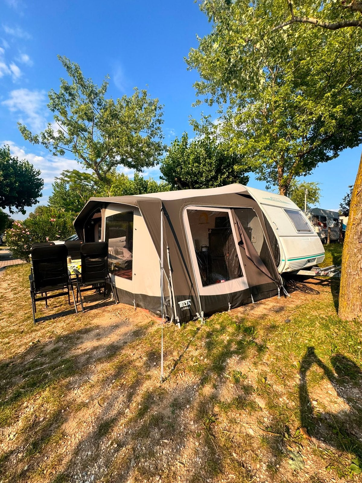 Eifelland Holiday stapelbed en frans bed helemaal compleet!, Caravans en Kamperen, Caravans, Particulier, tot en met 6, 1000 - 1250 kg