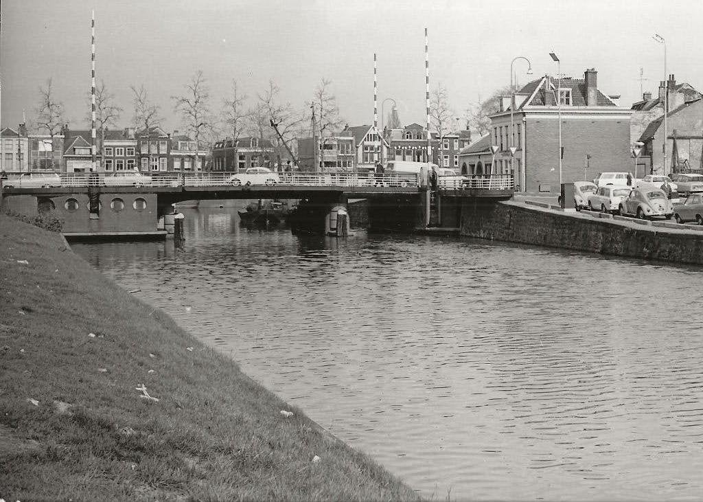 Utrecht Brug met slagbomen en VW Foto, Ophalen of Verzenden, 1960 tot 1980, Ongelopen, Utrecht