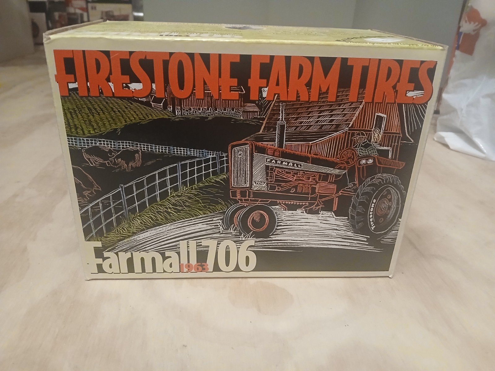 Ertl Farmall IHC 706 gelimiteerde oplage firestone tyres, Ophalen of Verzenden, Nieuw, Tractor of Landbouw